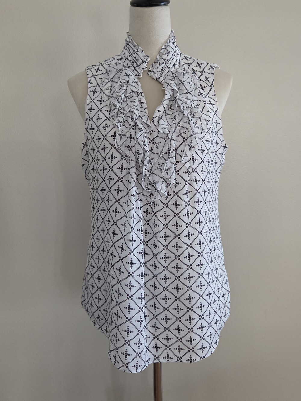White House Black Market White Sleeveless Ruffle V-Neck Tank With Print